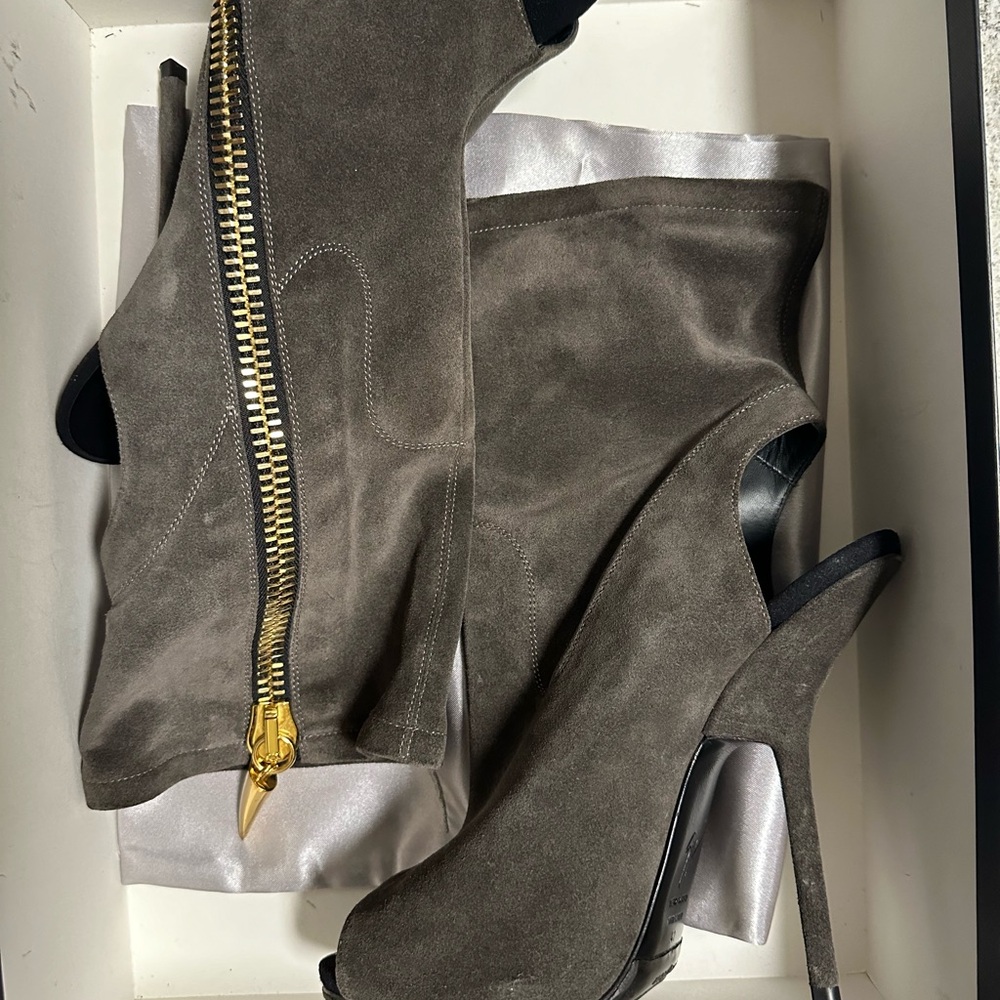 Giuseppe Zanotti Alien Gray Suede Peep-Toe  Booties with Gold Zipper size 41 - Picture 4 of 13